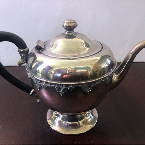 Vintage Silver Teapot. W M Rogers . - Picture 2 of 6